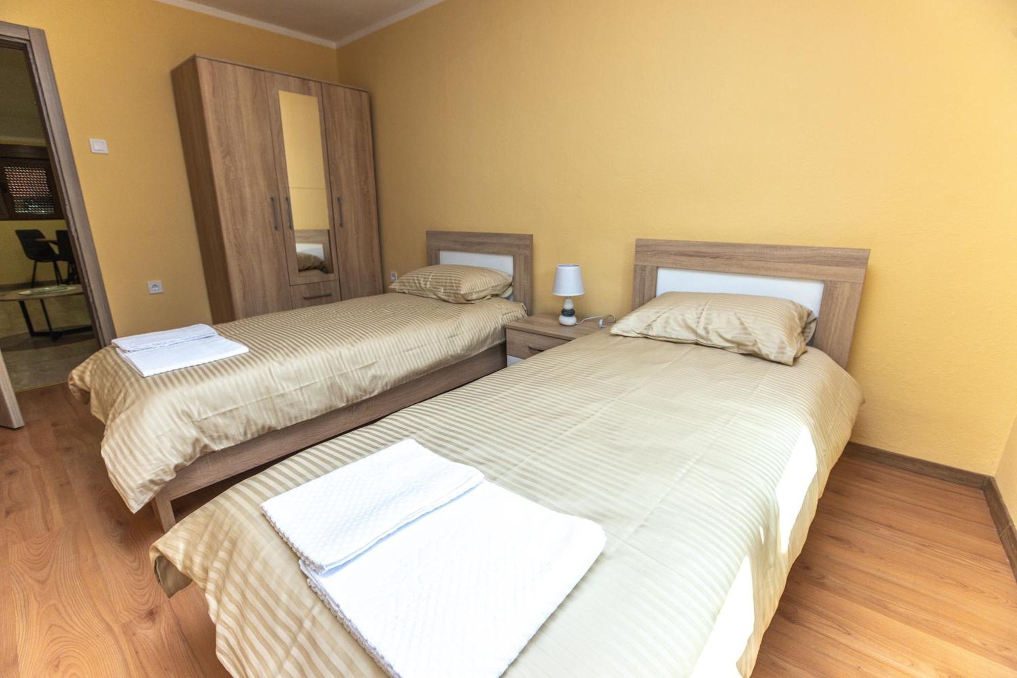 Apartmani Bulevar Цетине Экстерьер фото